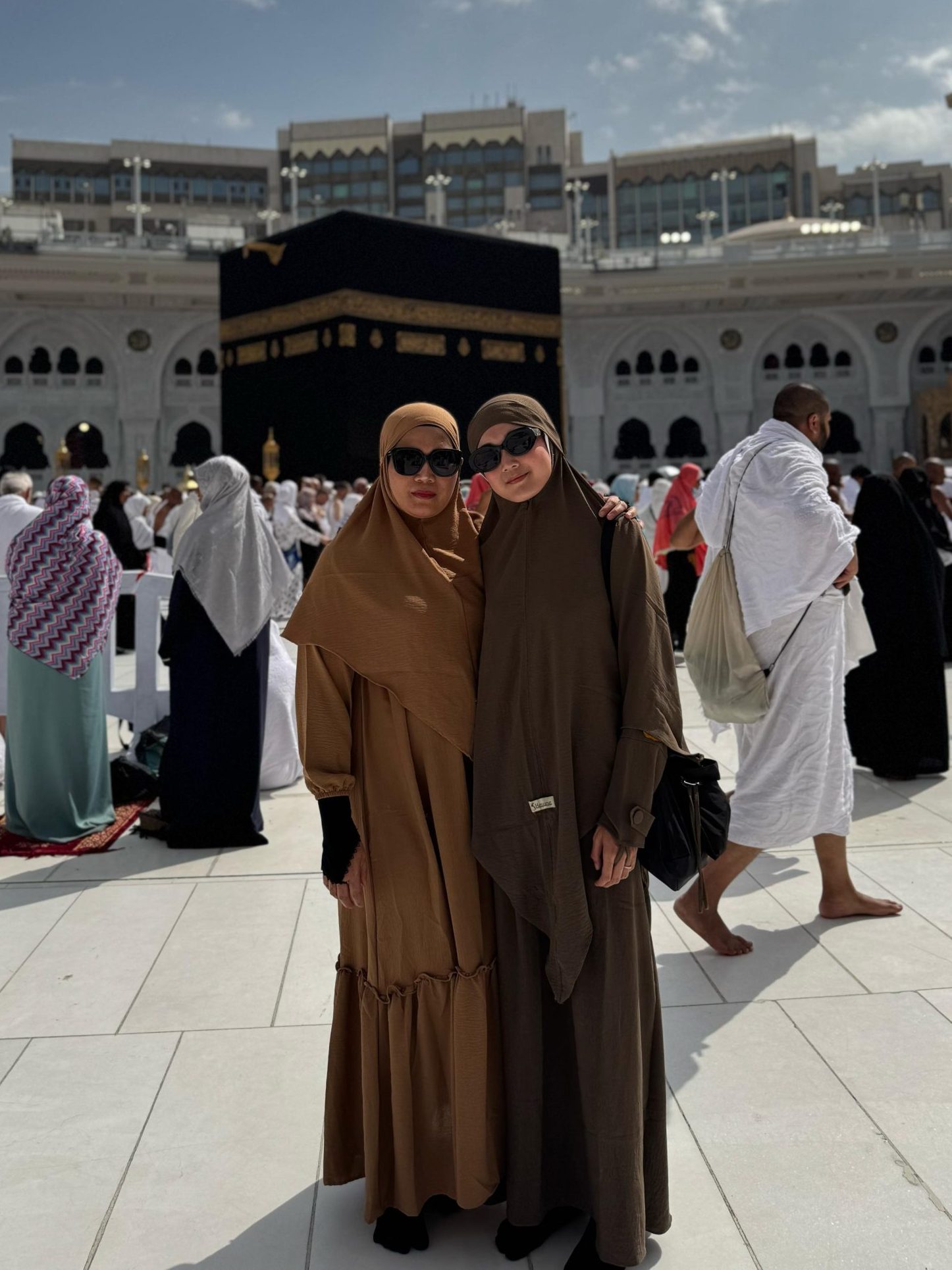 Foto ibu yessy jamaah umroh Alkahfi